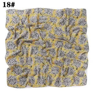 Carré de soie en mousseline florale jaune 90cm, foulard élégant pour cheveux et cou de femme.