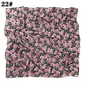 Foulard carré en mousseline perlé imprimé, fleurs roses chic sur fond noir, accessorio élégant.