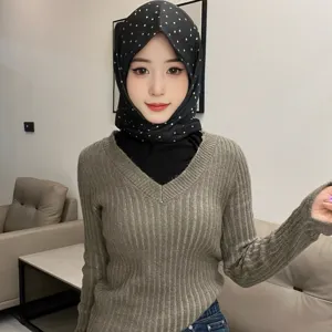 Foulard triangulaire rétro à pois français et élégant accessoire de mode pour femme.