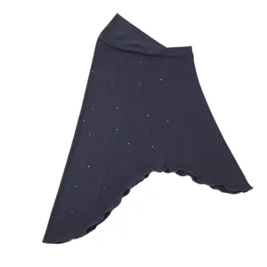 Détail foulard strass gris minéral, embellissements cristaux étincelants sur tissu souple.