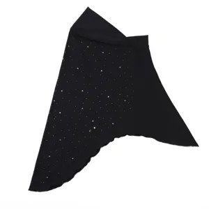 Foulard hijab turban noir en strass pour femmes, design asymétrique tissu doux et confortable.