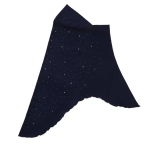 Gros plan détaillé du foulard hijab gris minéral orné de strass en lin cristallin.