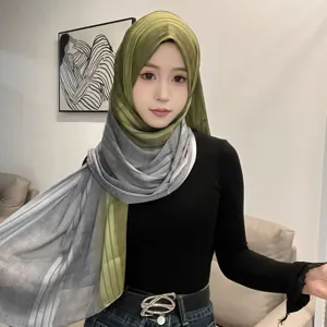 Vista detallada de bufanda hijab de gasa plisada con degradado en verde oliva y gris.