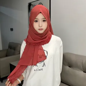 Hijab in chiffon rosso con elegante ricamo di camelia per un look quotidiano chic.