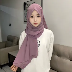 Sciarpa hijab in chiffon con delicata ricamatura floreale di camelia in colore viola.
