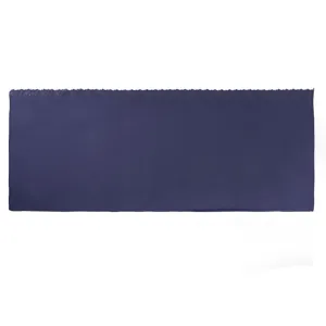 Sciarpa lunga in chiffon blu scuro con elegante bordo floreale ricamato da donna.
