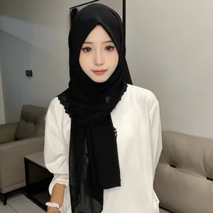 Vista dettagliata del foulard hijab in chiffon nero da donna con elegante ricamo floreale.