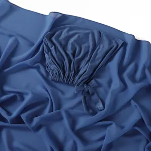 Vue détaillée du foulard en mousseline bleue et bonnet à nouer modal, texture douce.