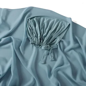 Vue détaillée de l'ensemble foulard en mousseline et bonnet à nouer, texture douce.