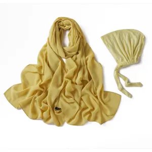 Ensemble hijab en mousseline jaune avec bonnet à nouer assorti, style élégant et pudique.