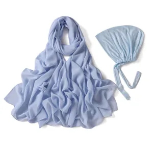 Détail de hijab en mousseline bleu clair et bonnet à lanières modal, léger et respirant.
