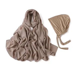 Hijab en mousseline et bonnet a nouer modal set de deux pieces, detail de long foulard uni.