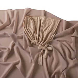 Détail de l'ensemble écharpe longue en mousseline et bonnet modal, accessoire hijab uni.