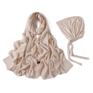 Detail du set hijab mousseline beige et bonnet modal, montrant une belle texture douce et soignee.
