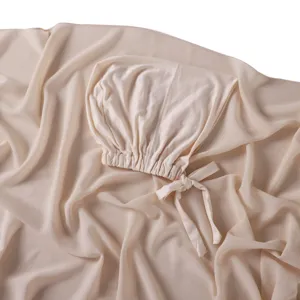 Foulard hijab en mousseline avec bonnet à nouer modal détail, bel ensemble beige uni.