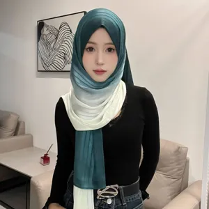 Elegante pañuelo hijab de gasa plisada con degradado y diseño bicolor para mujeres.
