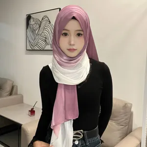 Vista detallada de un pañuelo hijab de gasa plisada degradada con suave transición.