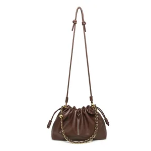 Sac bandoulière en cuir marron pour femme, élégant sac souple froncé avec chaîne dorée.