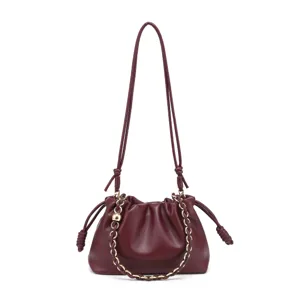 Sac bandoulière nuage en cuir bordeaux avec chaîne dorée, pochette bourse élégante.