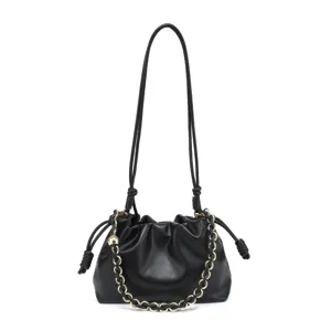 Vue détaillée d'un sac nuage noir, avec chaîne dorée élégante et délicates détails de serrage.