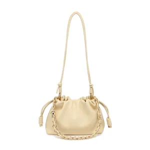 Vue de détail de l'élégant sac bourse beige froncé avec une élégante chaîne dorée.