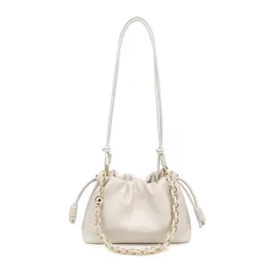 Élégante sac bandoulière blanc effet nuage avec cordon de serrage et chaîne dorée chic.