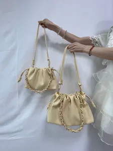 Vue détaillée du sac nuage plissé en cuir souple avec chaîne élégante et cordon.