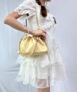 Vue détaillée du sac pouch nuage plissé en cuir souple avec chaîne dorée élégante.