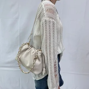 Sac bandoulière nuage froncé crème avec chaîne, sac souple élégant pour femme.