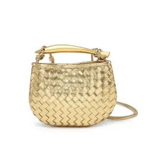Gouden geweven lederen mini handtas met luxe metalen handvat voor dames, stijlvolle schoudertas.