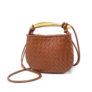 Mini geweven lederen crossbody tas met opvallend metalen handvat, stijlvolle tas.