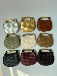 Gedetailleerd overzicht van de mini geweven handtas met stijlvolle metalen handgreep kleuren.