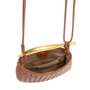 Mini geweven leren schoudertas met gouden metalen handvat elegante handtas voor dames chic