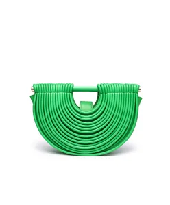 Sac à main demi-lune en cuir vert avec poignée tubulaire en U unique pour soirée chic.