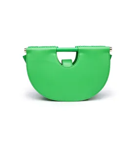 Sac à main demi-circulaire vert avec poignée en U pour femmes élégantes et tendance.