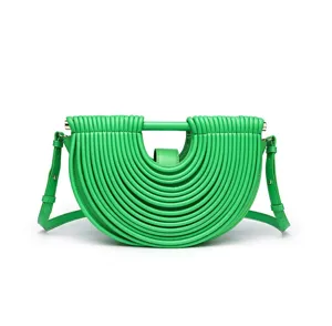 Sac à main demi-circulaire vert en cuir avec design tubulaire unique et bandoulière.