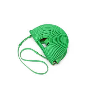 Sac à main demi-lune vert tissé, design tubulaire en U, élégant sac bandoulière pour femme.