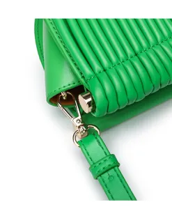 Vue détaillée du sac à main bandoulière femme en cuir vert avec une texture tubulaire plissée.