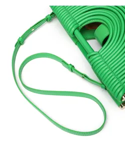 Détail de sac à main tissé vert, poignée en U élégante et bandoulière réglable femme.