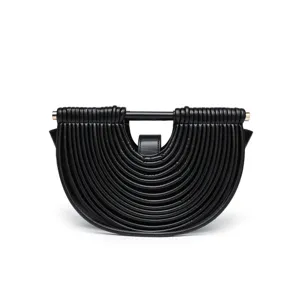 Sac à main demi-lune plissé noir avec poignée en U, pochette de soirée structurée élégante.