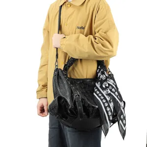 Sac cabas bandouliere punk tete de mort grande capacite sac moto en cuir pour homme