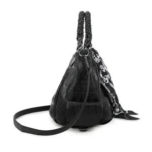 Sac à main punk noir en cuir gaufré de têtes de mort avec poignées et foulard.
