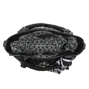 Sac cabas noir style punk avec motif de tête de mort à l'intérieur et anses tressées.