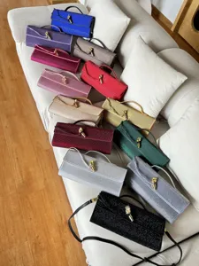Vue de détail de pochette de soirée en strass, scène d'affichage multicolore sur canapé.