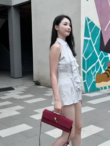Élégante sacoche de soirée rouge en cuir avec fermoir métallique doré, sac luxueux.