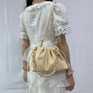Sac nuage froncé beige pour femme, élégant sac à bandoulière en cuir synthétique doré.