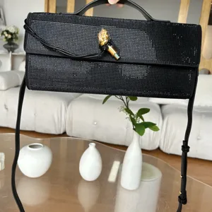 Sac de soirée noir en strass avec chaîne, pochette bandoulière élégante pour femme.
