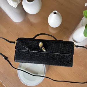 Sac de soirée noir élégant en strass avec poignée supérieure et bandoulière pour femmes.