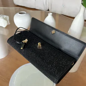 Pochette de soirée noire en strass, élégant sac bandoulière long avec rabat en cuir.