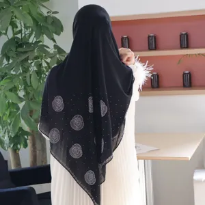 Schwarzer Chiffon Hijab Schal mit Strass Rosen Muster eleganter Kopftuch für Damen Alltag